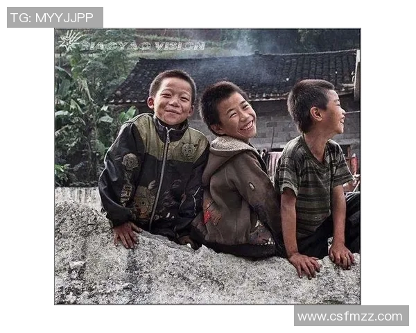 足球的礼物传递梦想与团结的力量，点燃每一个孩子的热情与希望